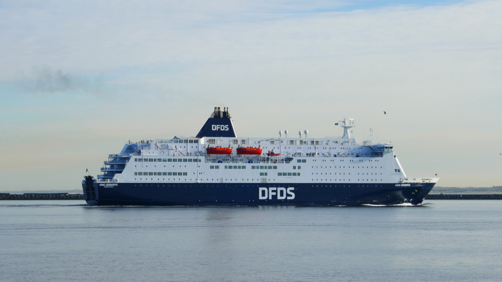 Le ferry King Seaways de l'armateur DFDS arrive dans le port d'IJmuiden en provenance de Newcastle.