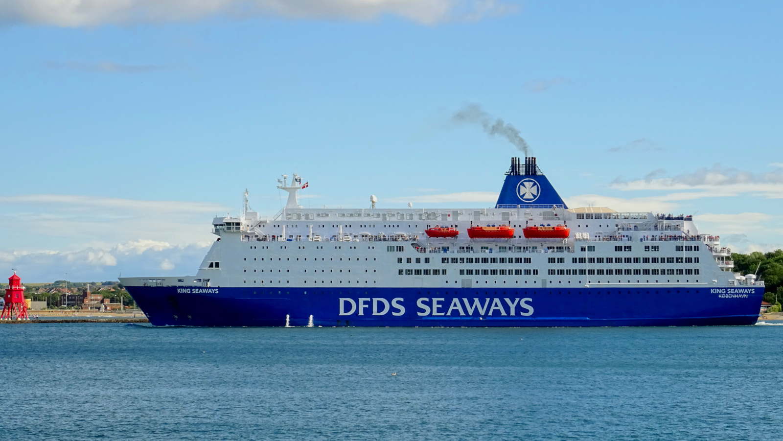 Le ferry King Seaways de DFDS appareille de Newcastle.