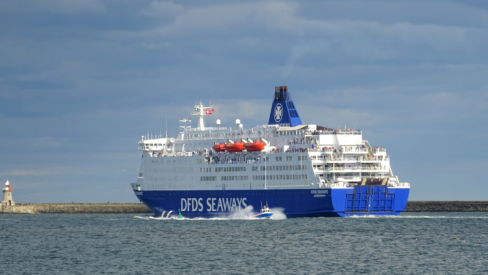 Le ferry King Seaways de DFDS appareille de Newcastle.