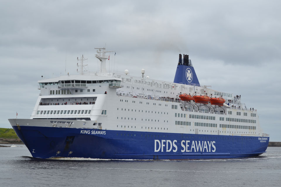 Ferry King Seaways arrivant dans le port de Newcastle.