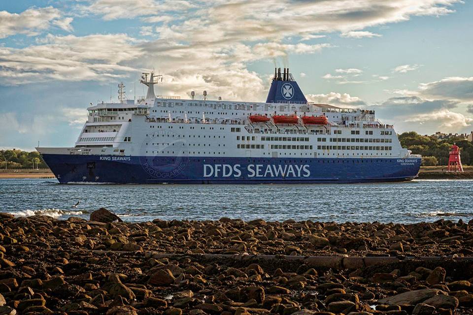 Le ferry King Seaways de DFDS arrive dans le port de Newcastle.