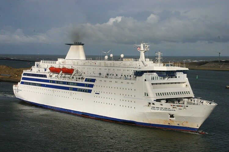 L'ex-ferry Val de Loire de Brittany Ferries, dans une livrée neutre juste après avoir été revendu à DFDS.