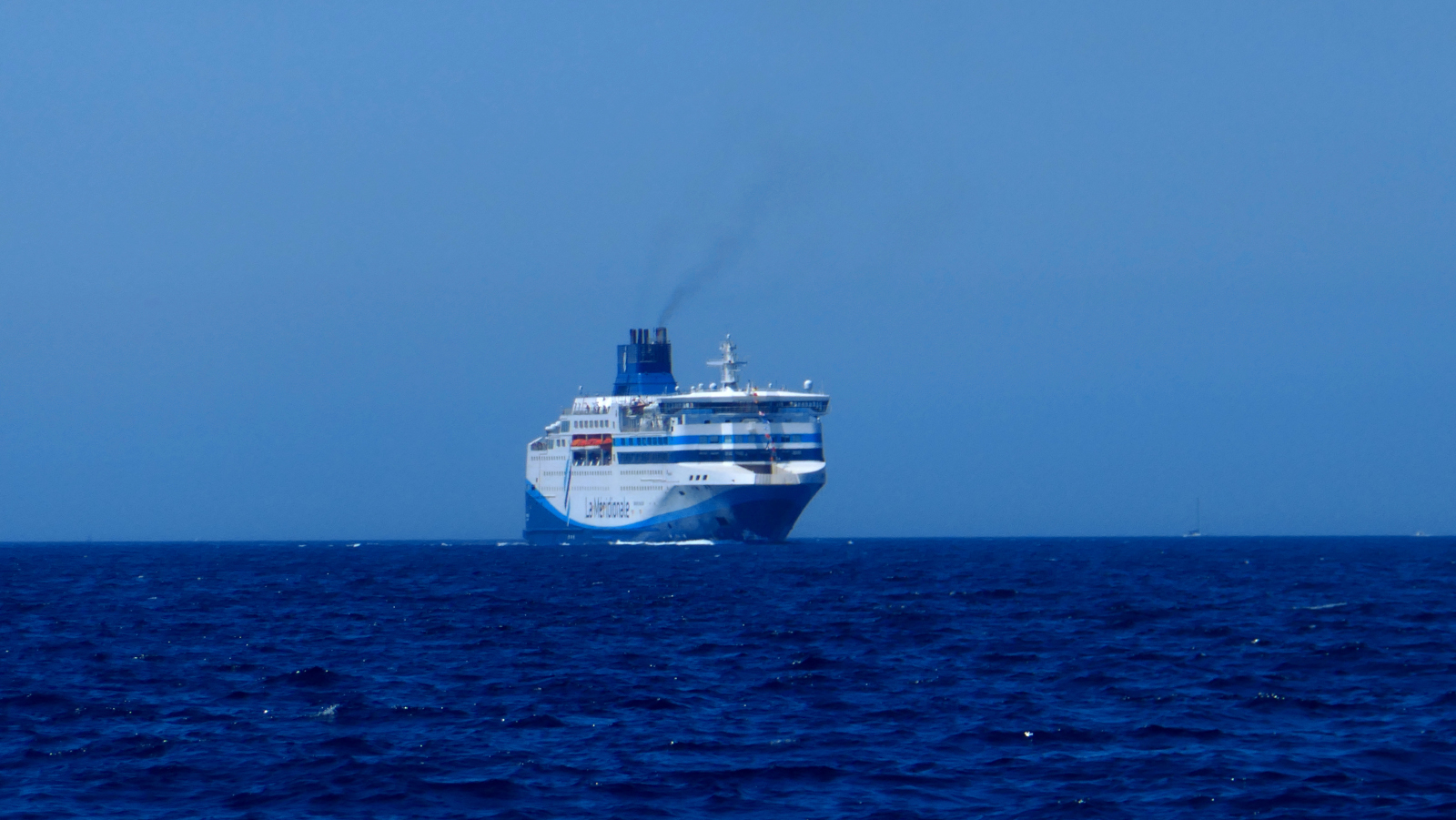 Le ferry Massalia (ex-Normandie) de la Méridionale arrive dans le port de Marseille.