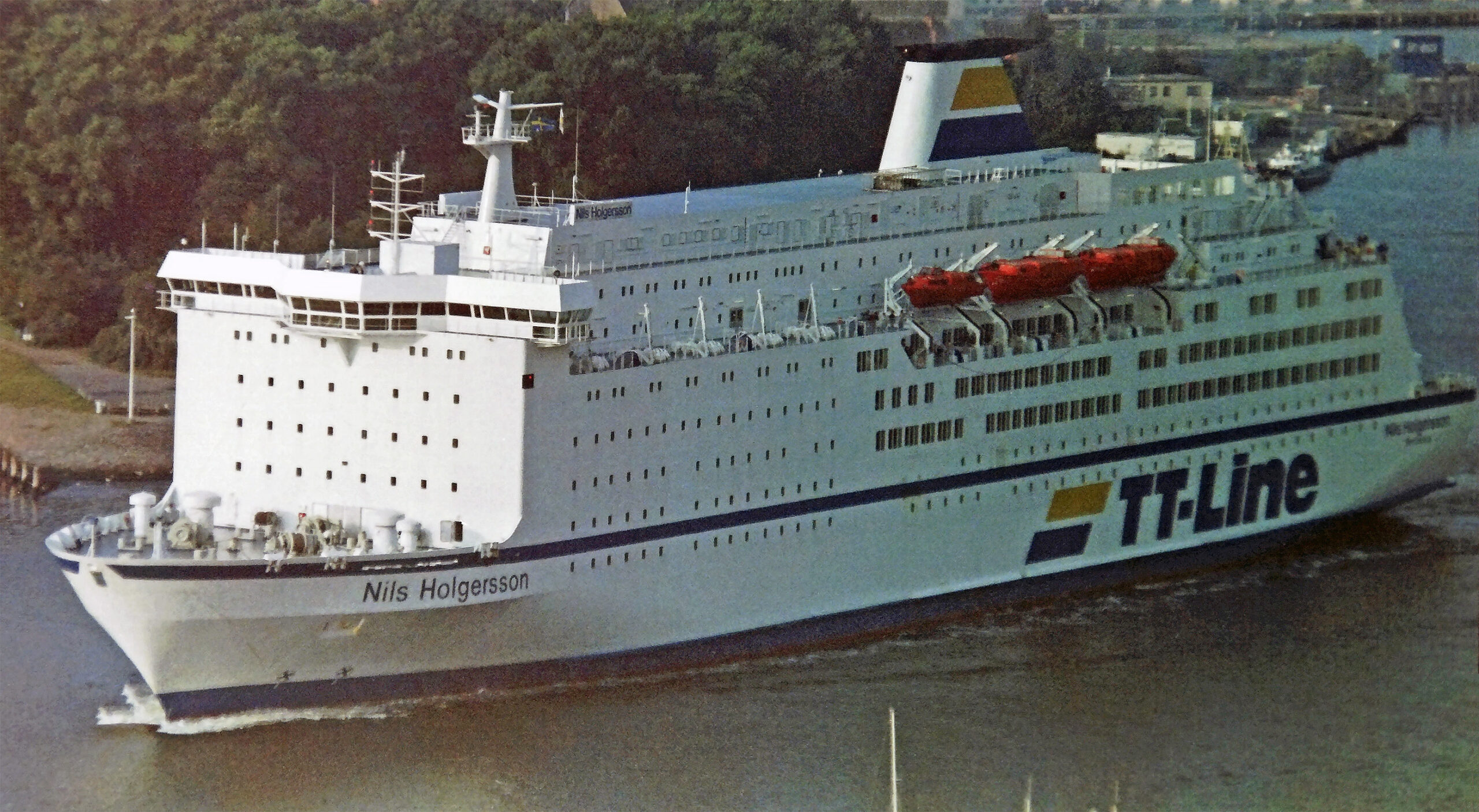 Le ferry Nils Holgersson de TT-LIne quitte le port allemand de Travemünde.