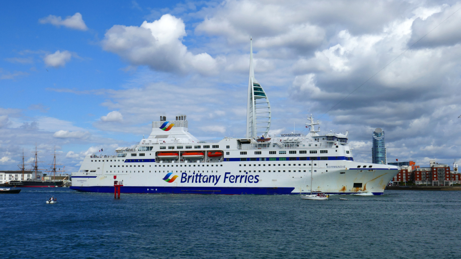 Ferry Normandie de Brittany Ferries appareillant de Portsmouth. Il passe devant la tour Spinnaker.