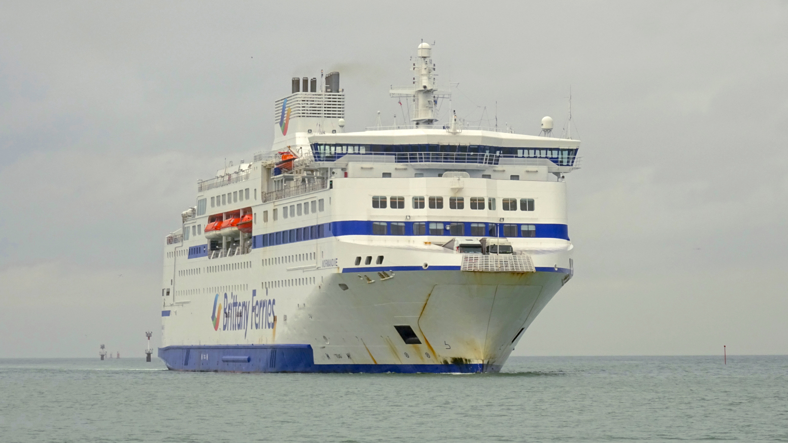 Ferry Normandie accostant dans le port de Ouistreham, à proximité de Caen.