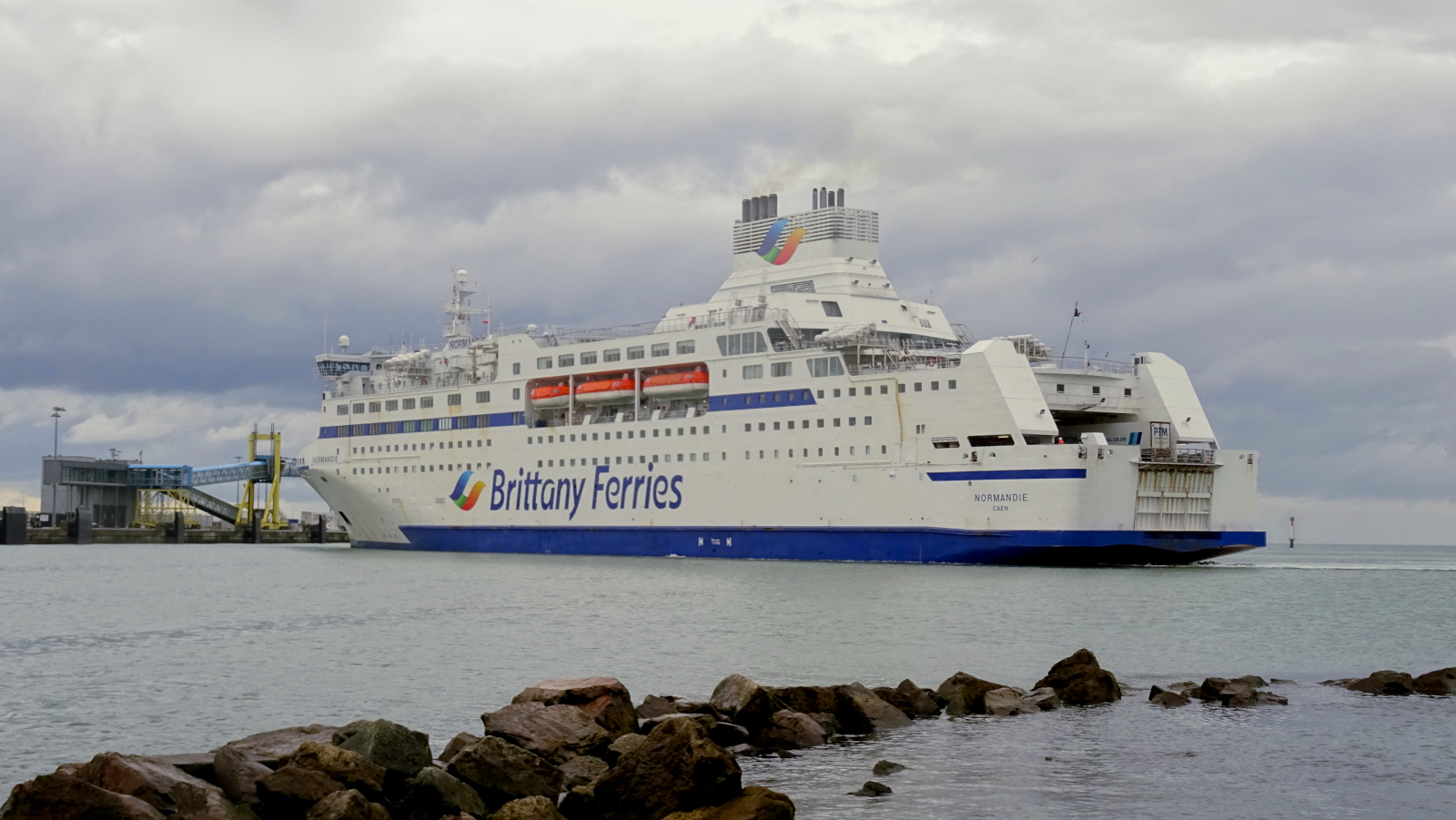 Ferry Normandie accostant dans le port de Ouistreham, à proximité de Caen.