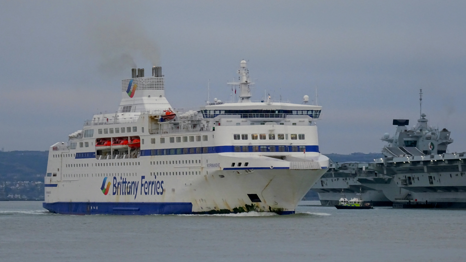 Ferry Normandie appareillant du port de Portsmouth en direction de Caen (Ouistreham). Il passe la capitainerie du port anglais, implantée à Gosport.