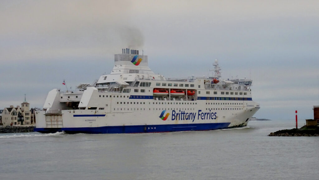 Ferry Normandie appareillant du port de Portsmouth en direction de Caen (Ouistreham). Il passe la capitainerie du port anglais, implantée à Gosport.