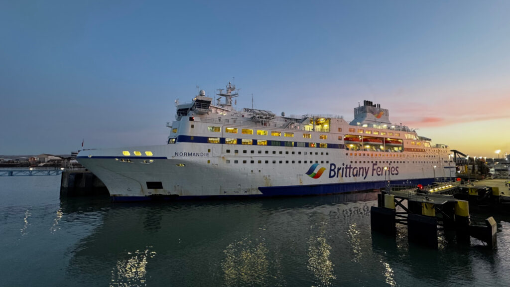 Ferry Normandie amarré dans le port de Portsmouth. Il est photographié depuis le ferry Armorique.