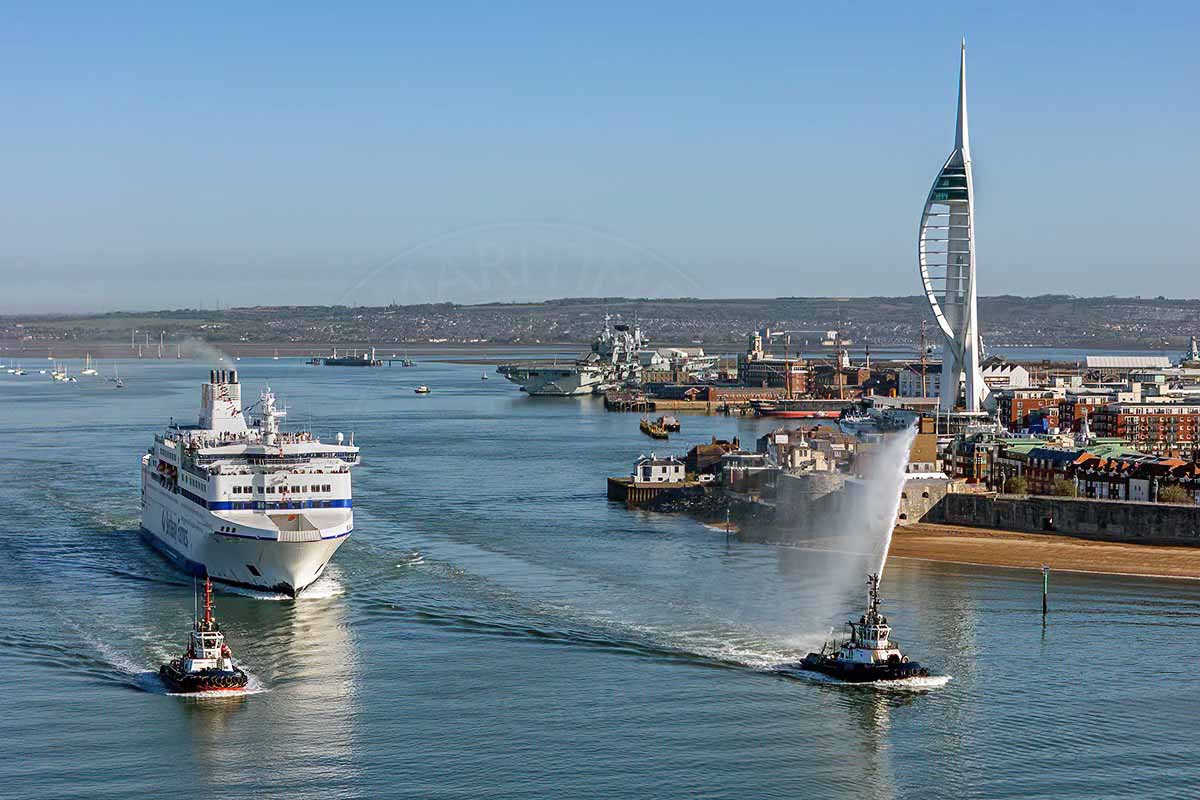 Le ferry Normandie de Brittany Ferries appareille de Portsmouth pour l'avant-dernière fois. Il est accompagné par les remorqueurs du port qui lui font une haie d'honneur.