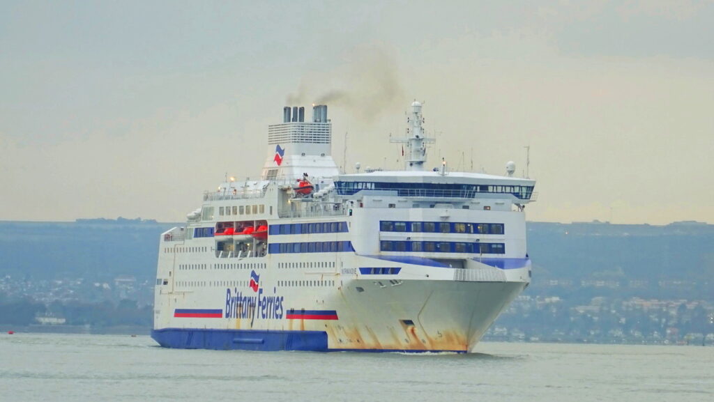Ferry Normandie de Brittany Ferries, alors qu'il appareille de Portsmouth en direction de Caen (Ouistreham).
