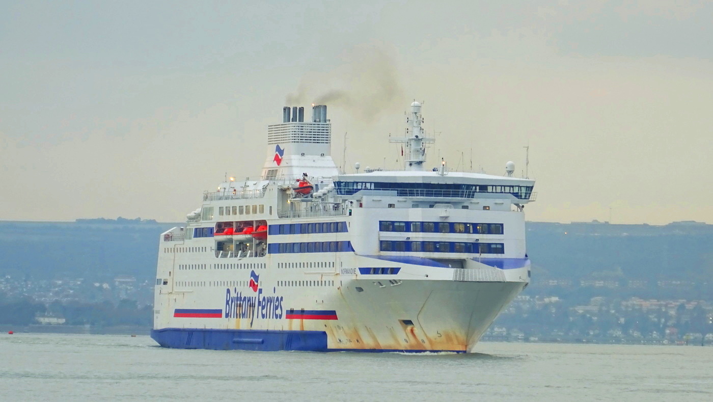 Ferry Normandie de Brittany Ferries, alors qu'il appareille de Portsmouth en direction de Caen (Ouistreham).