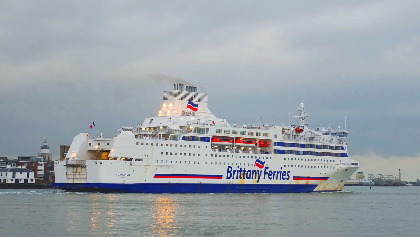 Ferry Normandie de Brittany Ferries, alors qu'il arrive dans le port anglais de Portsmouth en provenance de Caen (Ouistreham).