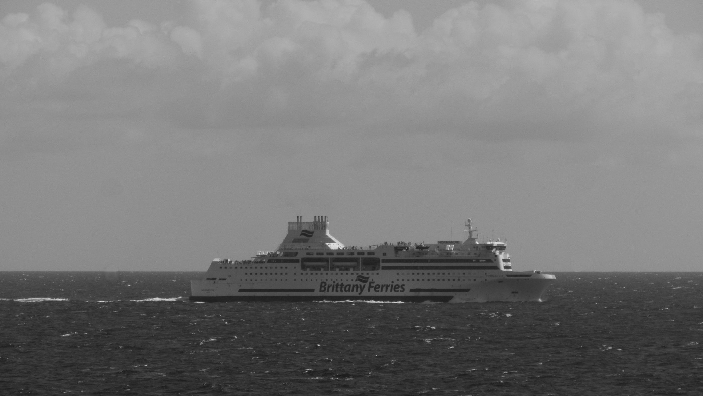 Ferry Normandie, photographié en pleine mer depuis Mont-St-Michel.