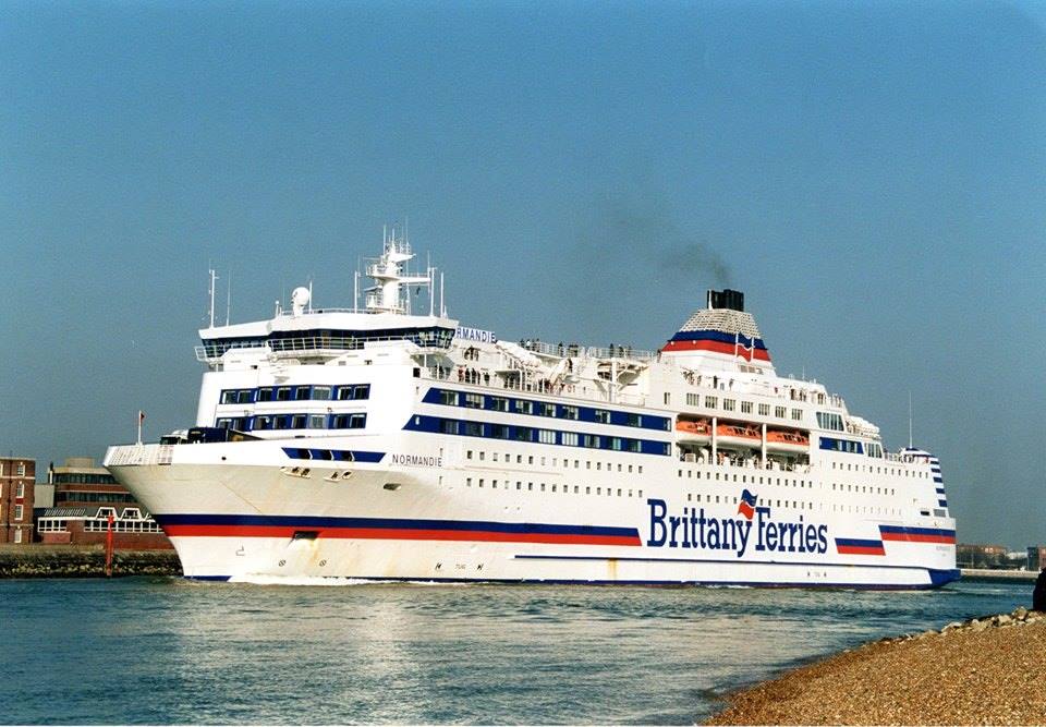 Le ferry Normandie entre dans le Solent, préalable à son accostage à Portsmouth.