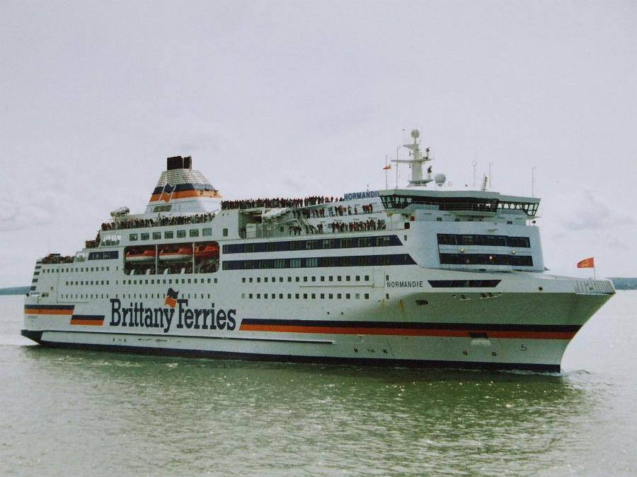 Le ferry Normandie de Brittany Ferries arrive dans le port de Portsmouth.