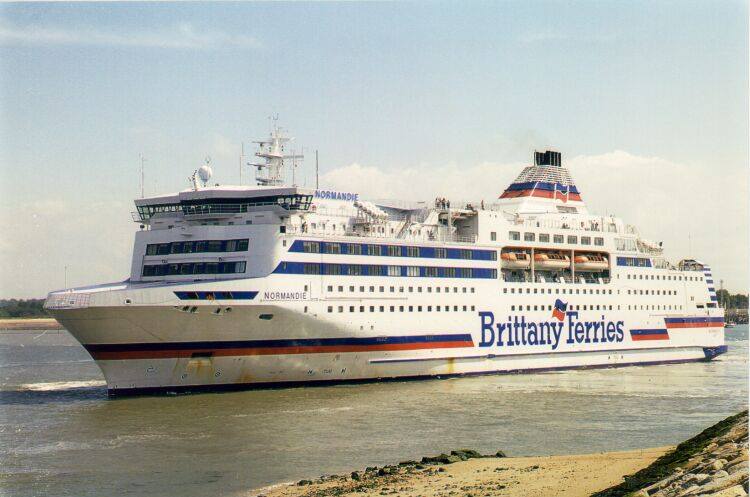Le ferry Normandie appareille de Caen en direction de Portsmouth.