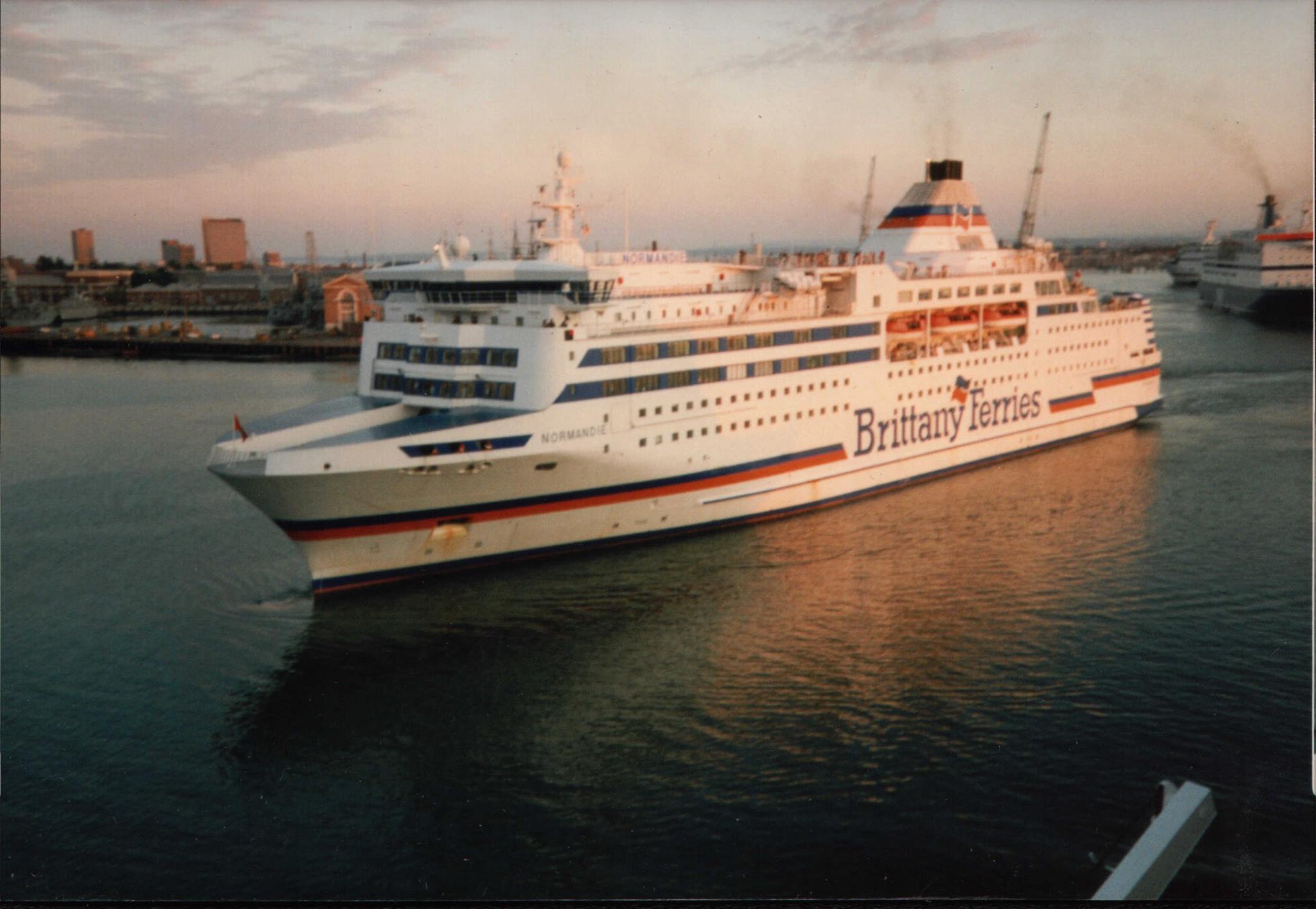Ferry Normandie dans le port de Portsmouth. Il est suivi par un navire de P&O Ferries en direction du Havre et vient de croiser le ferry Bretagne.
