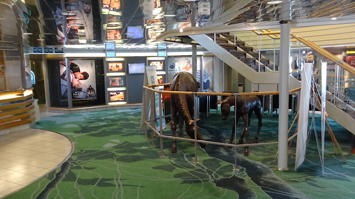 Hall d'accueil à bord du ferry Normandie de Brittany Ferries. Les statues de chevaux ont été transférées à bord du Guillaume de Normandie.