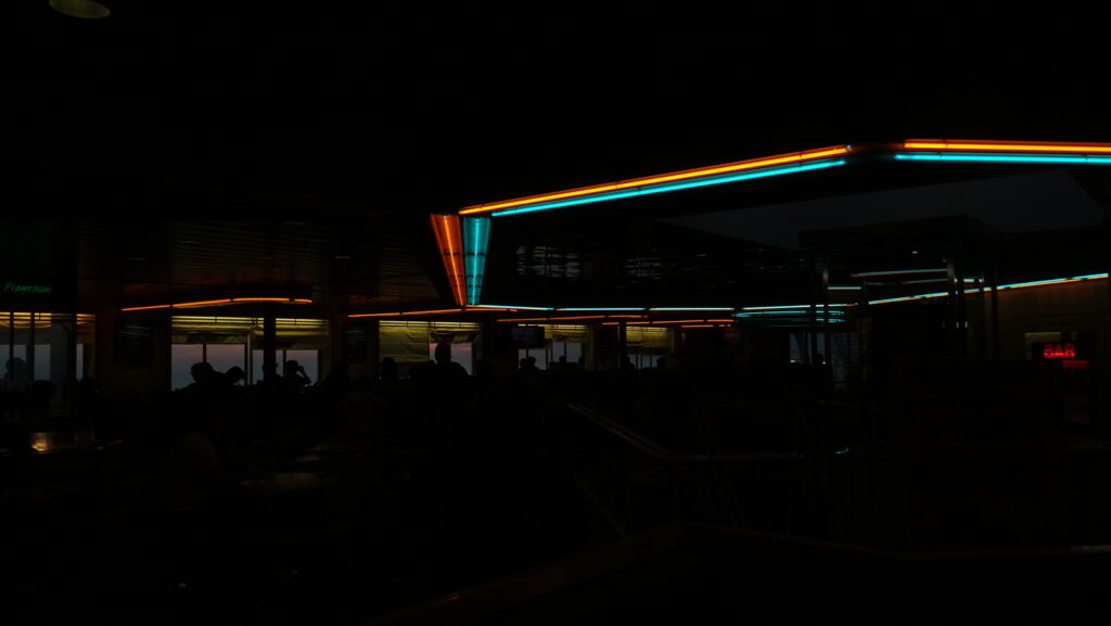 Jeux de lumières dans le hall d'accueil à bord du ferry Normandie de Brittany Ferries.