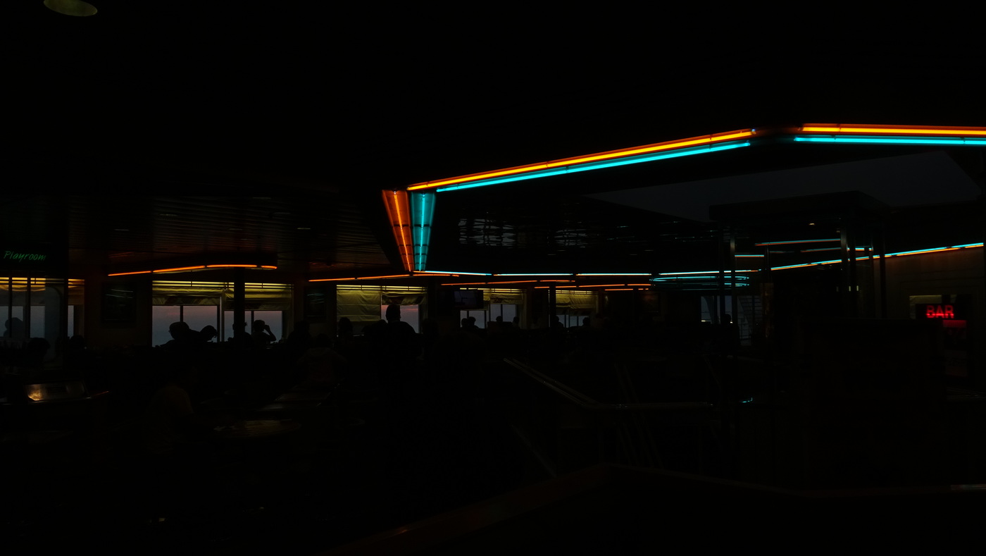 Jeux de lumières dans le hall d'accueil à bord du ferry Normandie de Brittany Ferries.