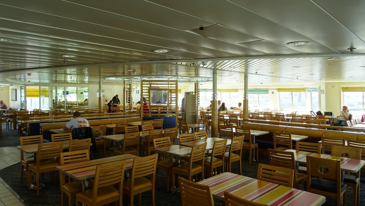 Restaurant self-service Riva Bella à bord du ferry Normandie de Brittany Ferries.