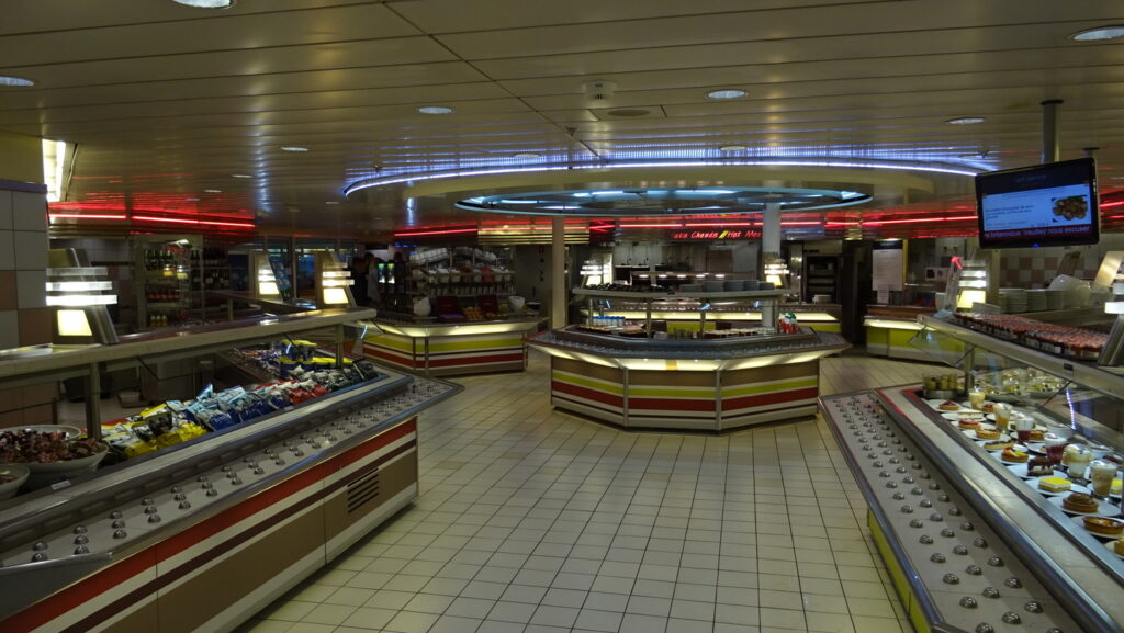 Restaurant self-service Riva Bella à bord du ferry Normandie de Brittany Ferries.