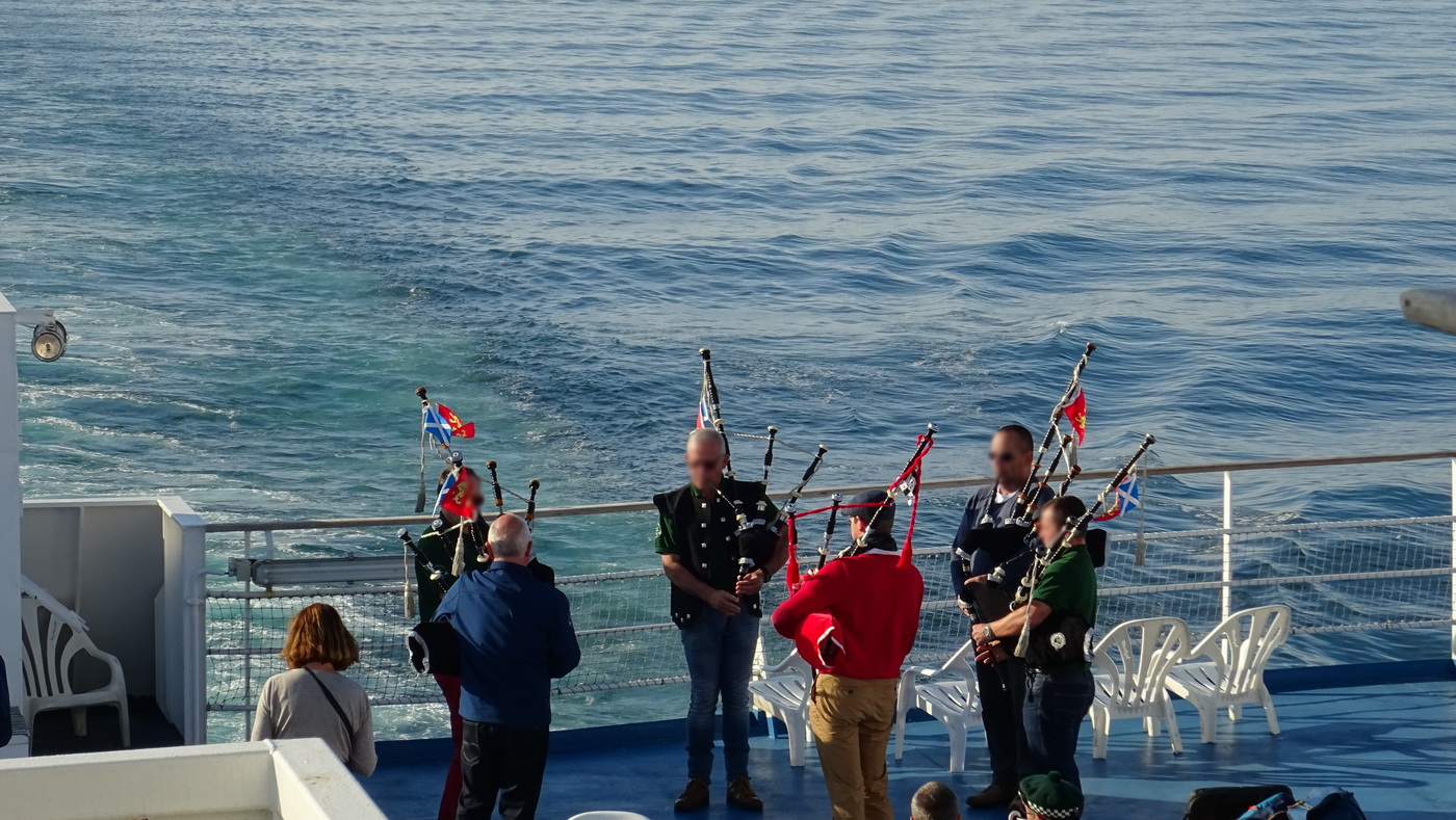 Des joueurs de cornemuse sur la plage arrière du ferry Normandie de Brittany Ferries.