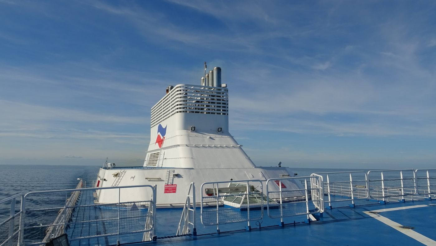 Nouvelle cheminée du ferry Normandie de Brittany Ferries, photographiée depuis l'helideck.