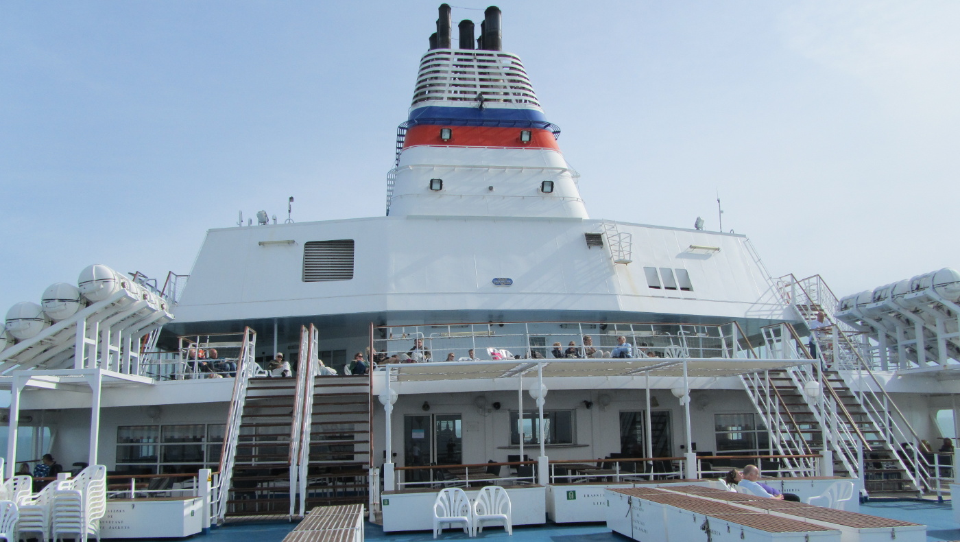 Vue sur l'ancienne cheminée du ferry Normandie de Brittany Ferries. La photo est prise depuis la plage arrière.