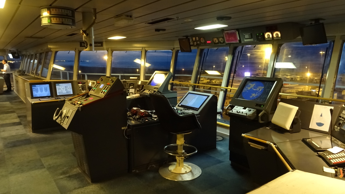 À l'intérieur de la passerelle du ferry Normandie de Brittany Ferries.