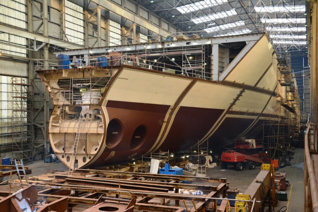 La coque de Honfleur est en cours d'assemblage dans le hall de construction des chantiers Flensburger Schiffbau Gesellschaft.