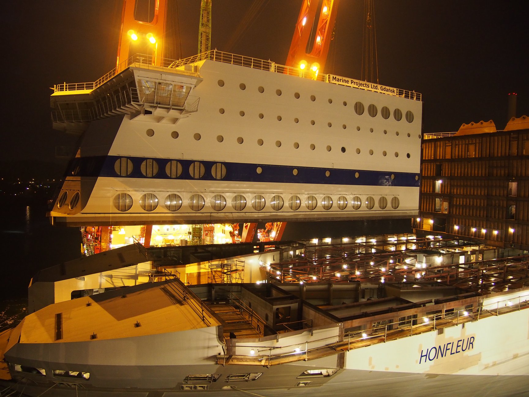 Mise en place de l'avant de la superstructure d'Honfleur sur sa coque.