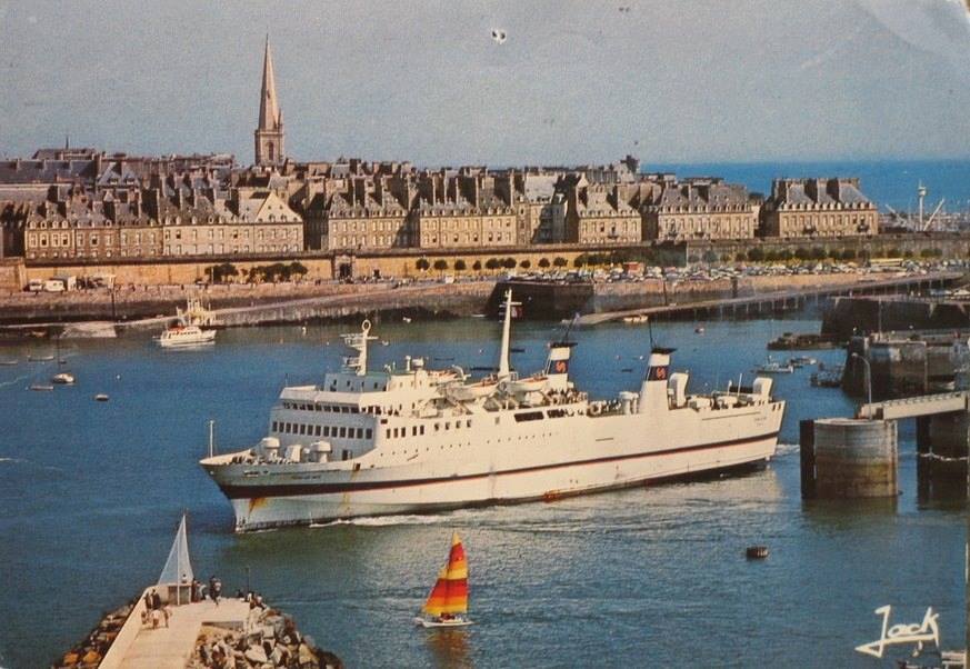 Navire Penn-Ar-Bed de Brittany Ferries appareillant de la cité corsaire de Saint-Malo
