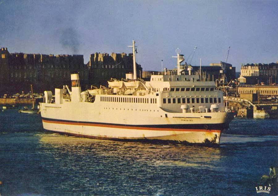 Le navire Penn-Ar-Bed manœuvre dans le port de Saint-Malo