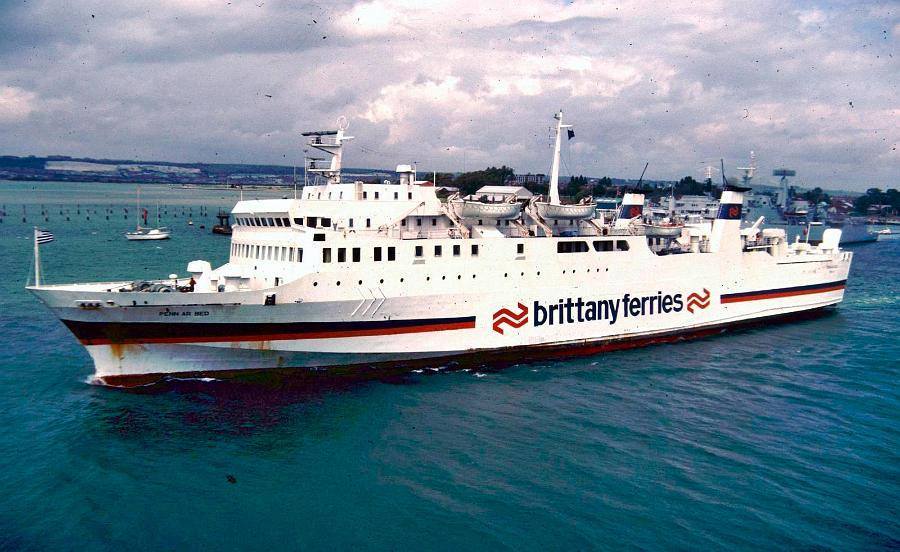 Navire Penn-Ar-Bed quittant le port militaire de Portsmouth