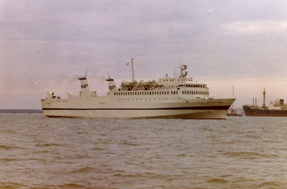 Navire Penn-Ar-Bed arrivant dans le port de Plymouth
