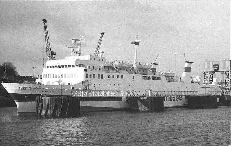 Navire Penn-Ar-Bed amarré dans le port de Plymouth.