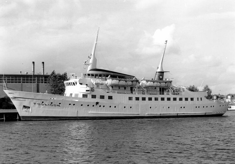 Le Poseidon inaugure un service dédié aux passagers entre Roscoff et Plymouth au cours de l'été 1973.