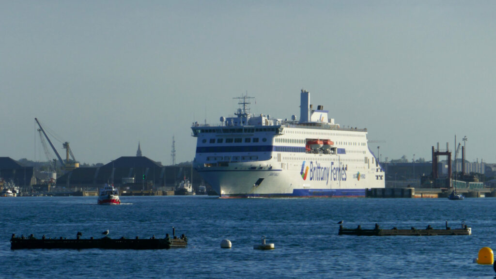 Le car-ferry Saint-Malo de Brittany Ferries appareille de la cité corsaire en direction de Portsmouth.