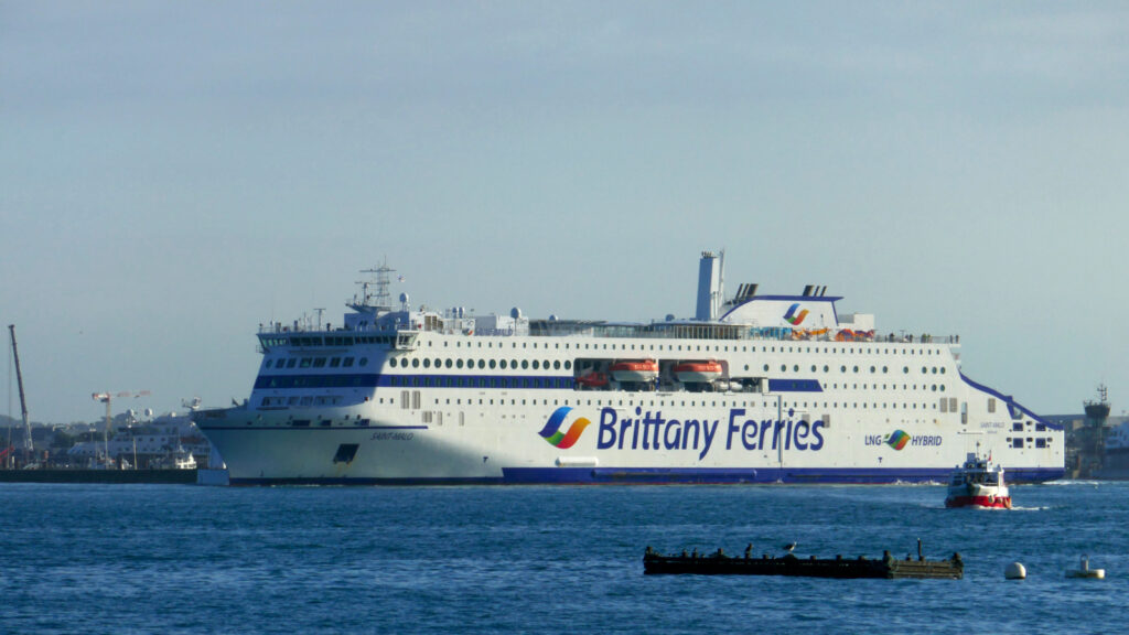 Le car-ferry Saint-Malo de Brittany Ferries appareille de la cité corsaire en direction de Portsmouth.