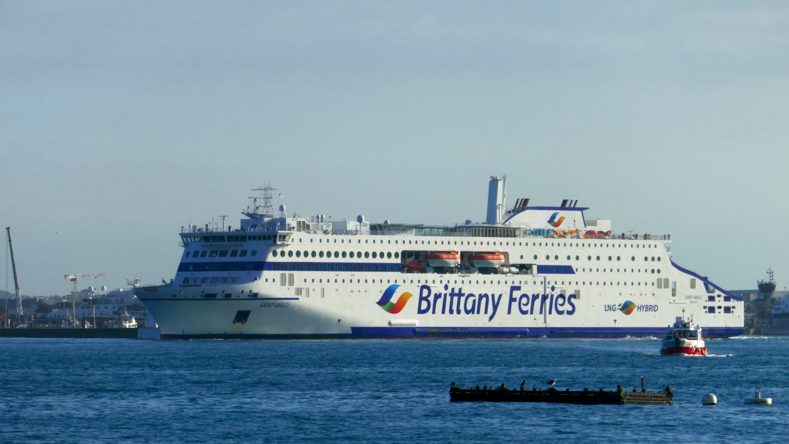 Le car-ferry Saint-Malo de Brittany Ferries appareille de la cité corsaire en direction de Portsmouth.