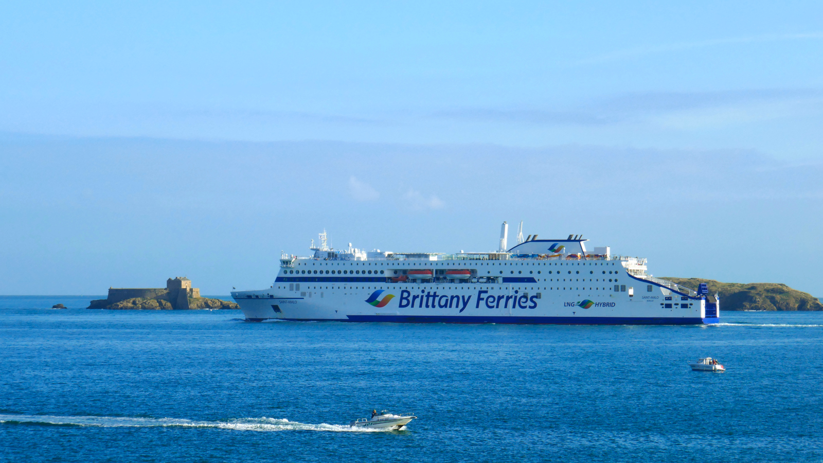 Le car-ferry Saint-Malo de Brittany Ferries appareille de la cité corsaire en direction de Portsmouth.