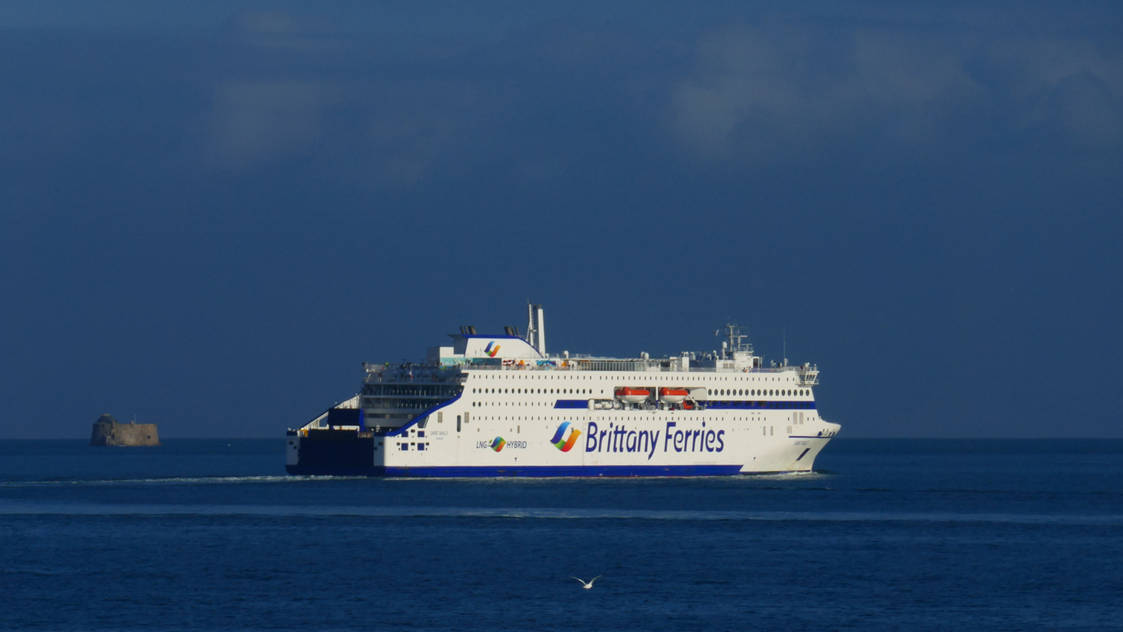 Le car-ferry Saint-Malo de Brittany Ferries appareille de la cité corsaire en direction de Portsmouth.