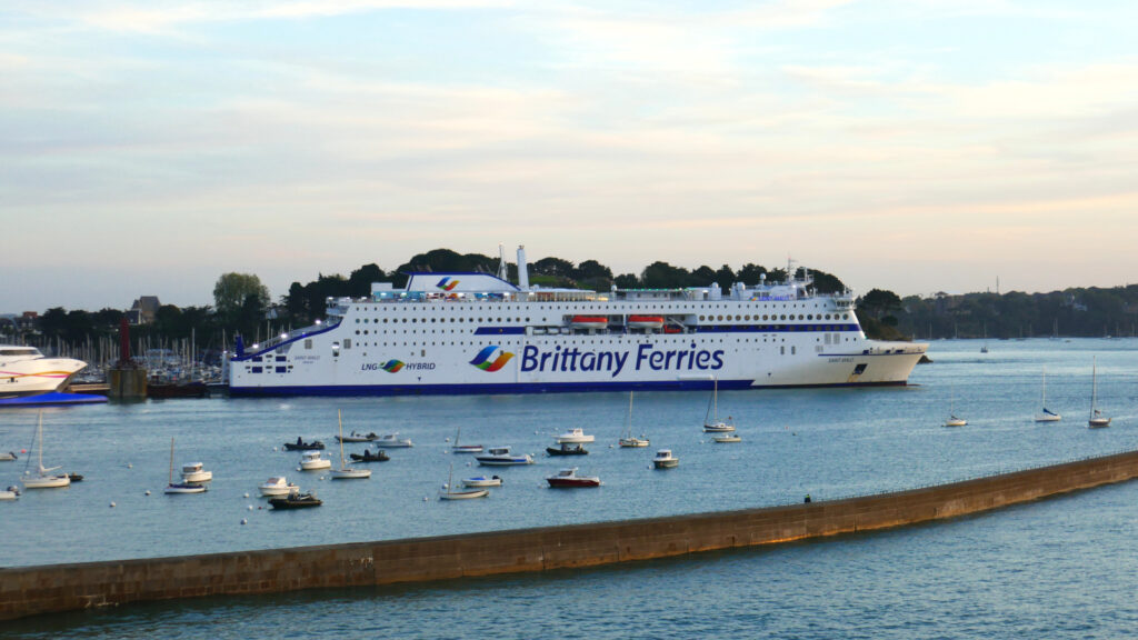 Le car-ferry Saint-Malo de Brittany Ferries est amarré dans la cité corsaire.