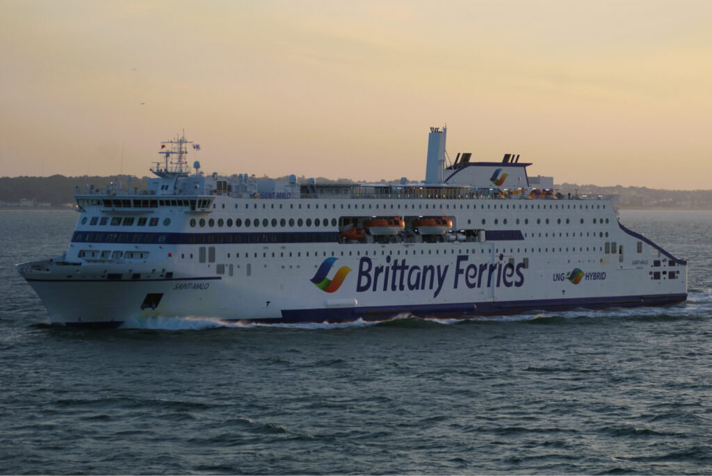 Le car-ferry Saint-Malo de Brittany Ferries est photographié alors qu'il appareille de Portsmouth.