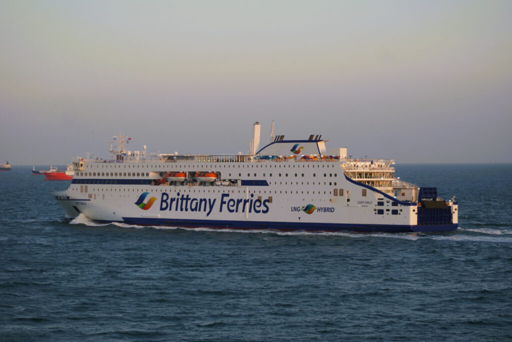 Le car-ferry Saint-Malo de Brittany Ferries est photographié alors qu'il appareille de Portsmouth.