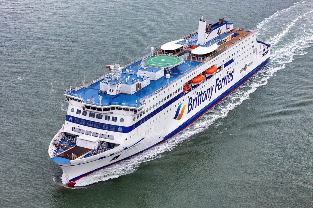 Le car-ferry Saint-Malo de Brittany Ferries est photographié lors de l'une de ses premières arrivées à Portsmouth.