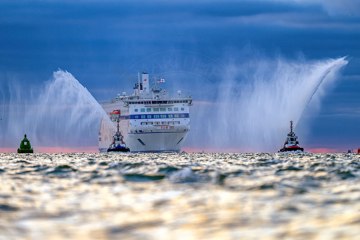 Arrivée inaugurale du car-ferry Saint-Malo de Brittany Ferries à Portsmouth. Il est accompagné des remorqueurs du port.